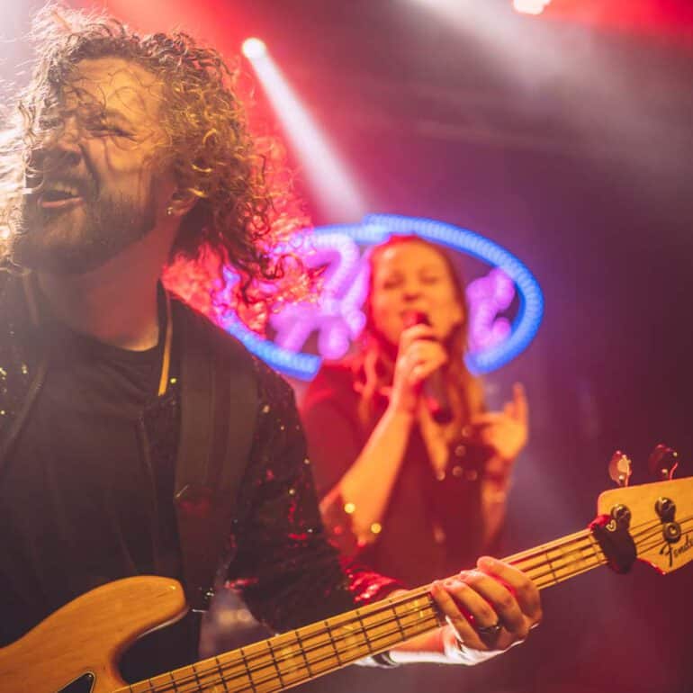 Foto von Bassist Heat live