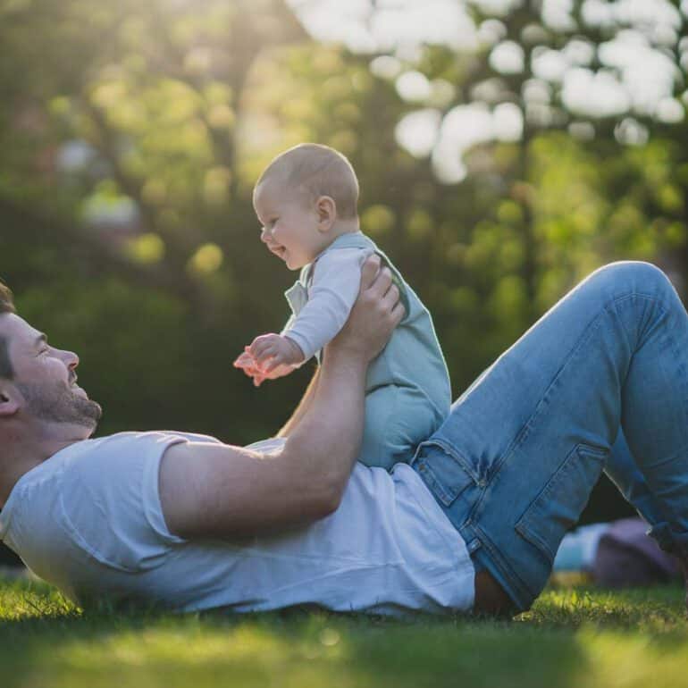Foto von Vater mit Baby Frühling
