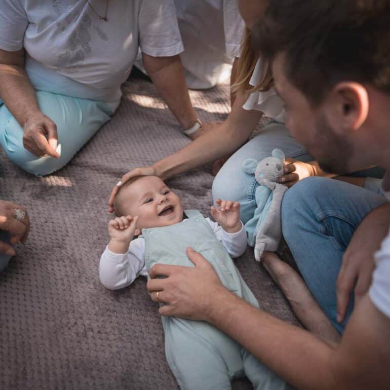 Foto von Baby mit Familie