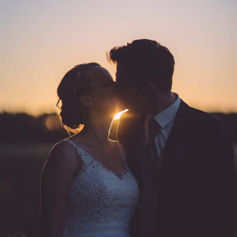 Foto von Hochzeit Kuss Sonnenuntergang