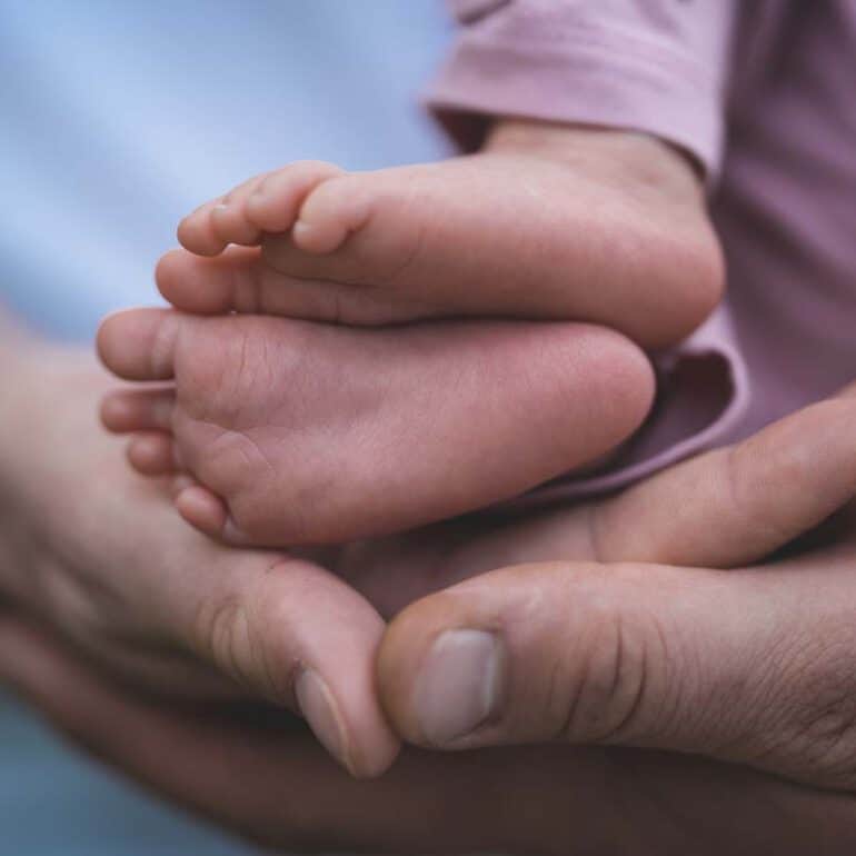 Foto von Babyfüßen und Händen