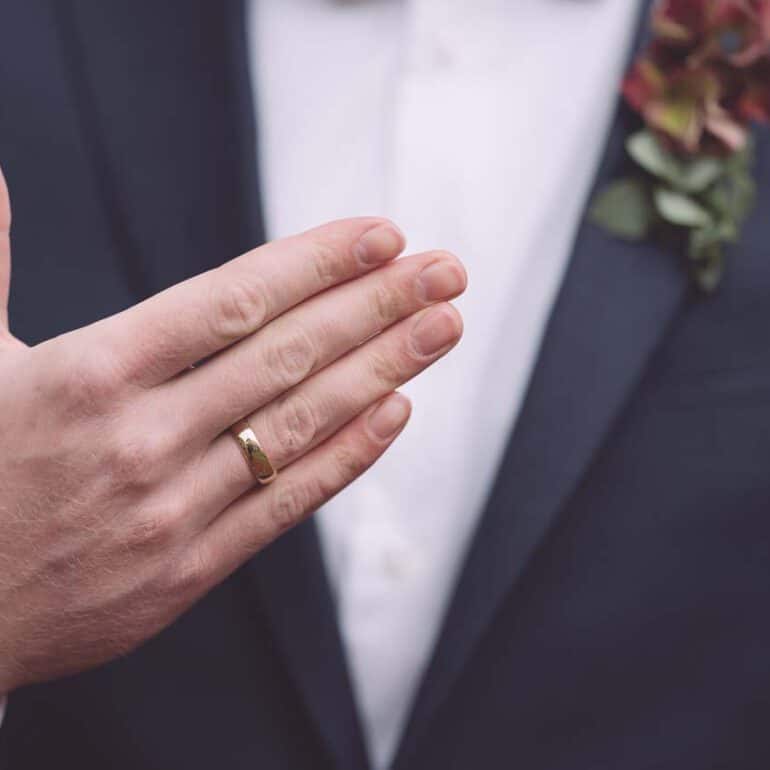 Foto von Ehering bei Hochzeit